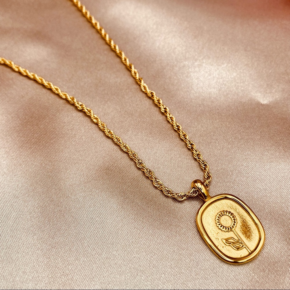 18K Yellow Gold Sunflower Frosted Coin Pendant Twisted Rope Necklace - Picture 11 of 16